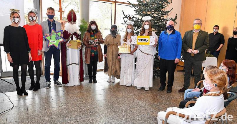 Die Mädchenrealschule St. Josef zeigt Solidarität für das Haus Mutter und Kind. Im Bild Konrektor Jürgen Moritz (Dritter von links), Einrichtungsleiterin Cornelia Braun-Vilsmeier (Fünfte von links) , Rundfunkmoderator Armin Wolf (Zweiter von links und OB Andreas Feller (rechts.) Bild: HANS-CHRISTIAN WAGNER/exb