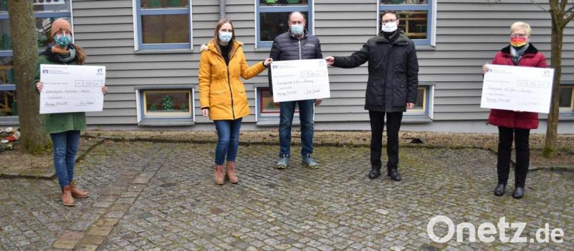 Freude bei drei Kindergarten-Leiterinnen (von links): Manuela Pickel, Sabrina Stibbe, Spender Josef Margraf, Pfarrer Johannes Arweck und Gabi Wachter. Bild: no