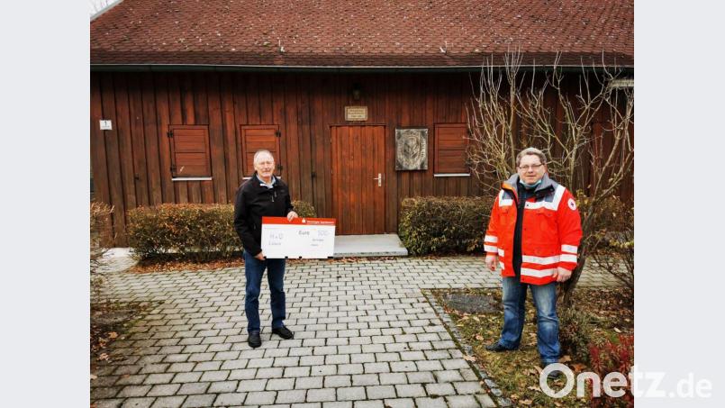 OWV-Vorsitzender Josef Frischmann überreicht HvO Stefan Hammerl eine Spende in Höhe von 500 Euro. Bild: gz
