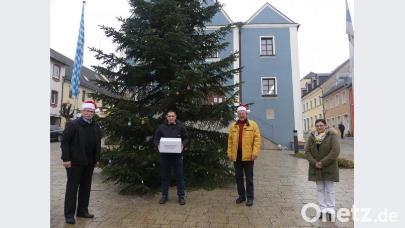 Bescherung unterm Christbaum: James P. Federline, Marcus Gradl, Helmuth Wächter und Luzia Fraunholz-Armstrong (von links) treffen sich zur Übergabe der DAGA-Pakete. Bild: rn