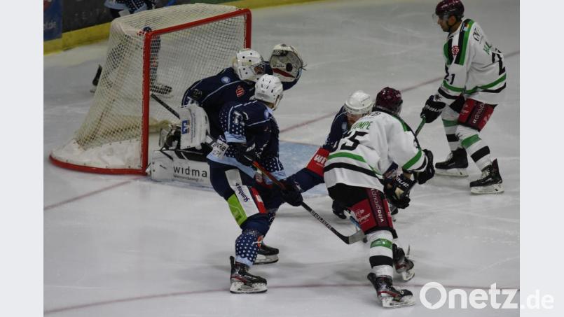 Der Puck schlägt in der Fanghand von Philip Lehr ein: Kehrt der Goalie nach überstandener Verletzung in den Kasten der Blue Devils zurück? Die Weidener treffen am Wochenende auf Deggendorf und Rosenheim. Archivbild: gb