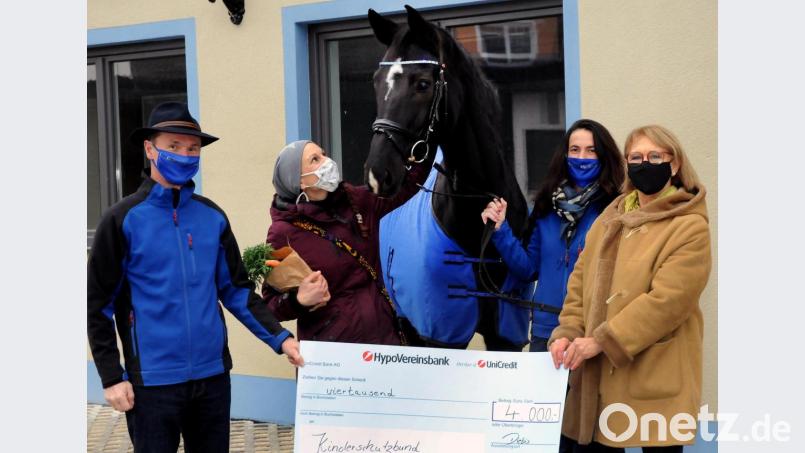 Die Warmblut-Stute &quot;Wila Wanda&quot; ist die Mutter des Top-Fohlens. 4000 Euro gingen an den Kinderschutzbund. Von links: Hermann Stecher, Yvonne Straller-Höhlein, Koordinatorin der Familienpatenschaften, Susanne Stecher und Kinderschutzbund-Vorsitzende Brigitte Breitfelder Bild: Stephan Huber