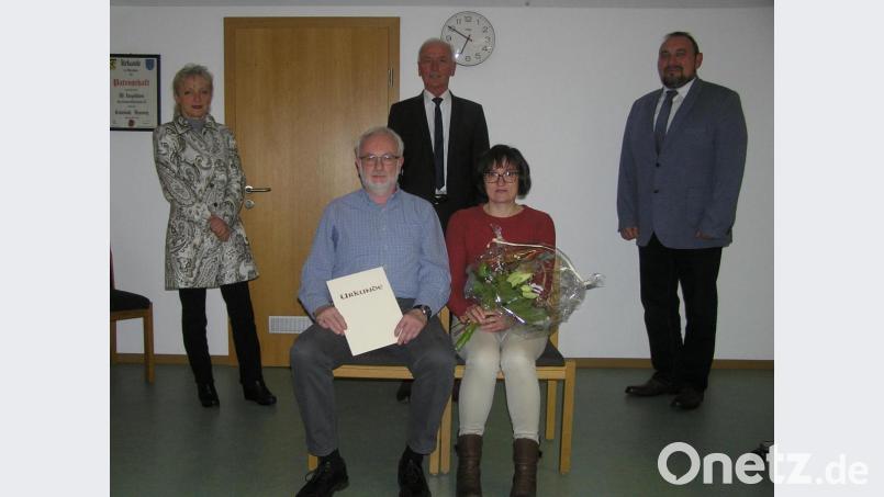 Nach 26 Jahren als Ortssprecher von Schwarzenreuth wurde Thomas Küffner (sitzend von links) verabschiedet. Seine Frau Agnes durfte Blumen in Empfang nehmen. Dritte Bürgermeisterin Erni Bühl (hinten von links), Gemeindeoberhaupt Peter König und sein Stellvertreter Oliver Becher dankten Küffner für seine Arbeit. Bild: öt