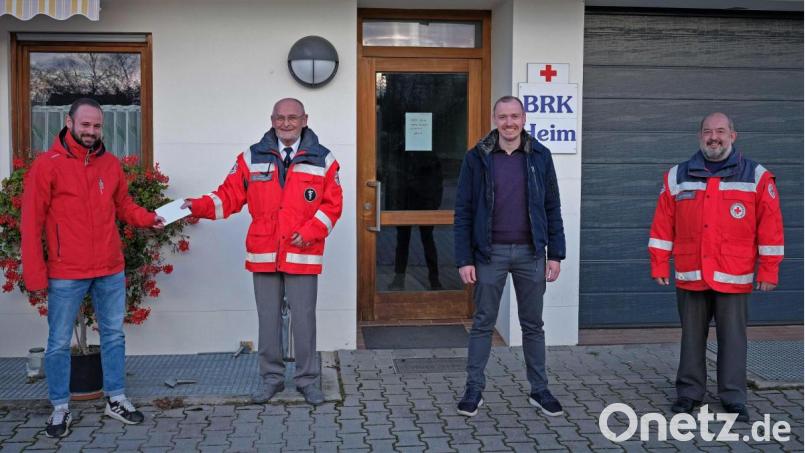 Fußball-Abteilungsleiter Christian Luff übergibt Bereitschaftsleiter Karl-Heinz Dietl 700 Euro, daneben der Vorsitzende des TSV Detag, Manuel Jungwirth und Schriftführer Roland Krös. (von links) Bild: twi