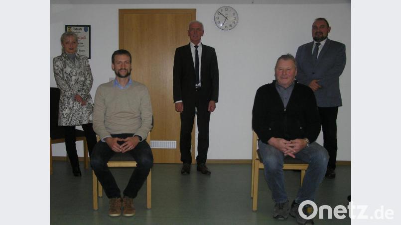 Neuer Ortssprecher von Schwarzenreuth wurde Dr. Matthias Kick (Zweiter von links). Im Amt bestätigt wurde Hans Richtmann aus Wernersreuth (Zweiter von rechts). Dritte Bürgermeisterin Erni Bühl (hinten, von links), Bürgermeister Peter König und sein Stellvertreter Oliver Becher wünschten Glück. . Bild: öt
