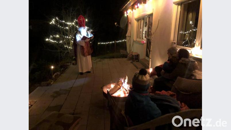 Mit ausreichend Abstand sprach der Nikolaus zu den Kindern. Bild: Maximilian Kastner/exb