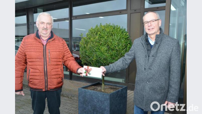 Traditionell erhielt Herbert Putzer (links) von Siegmund Grieb, den Besitzer des gleichnamigen Autohauses (rechts) zu Weihnachten 1500 Euro für die Kinderkrebshilfe in der Region Oberpfalz Nord überreicht. &quot;Das Geld ist bei Deiner Organisation bestens angelegt&quot;, war sich der Spender sicher. Bild: dob