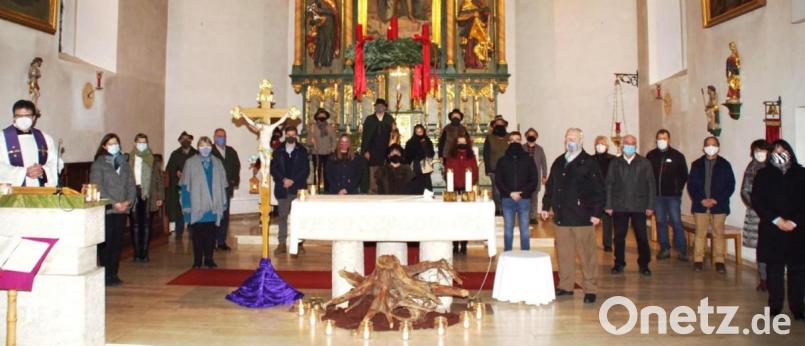 Am Nachmittag des zweiten Adventssonntag stimmten diese Mitwirkenden (links: Pfarrer Wolfgang Dietz) die Besucher der Andachten in der Pfarrkirche auf die Weihnachtszeit ein. Bild: mmj