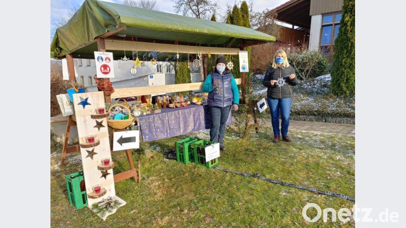 Der Adventsstand vor dem Katholischen Kindergarten St. Johannes M. Vianney kommt bestens an. Elternbeirat und Förderverein als Motor der Aktion sind mit dem Erlös zufrieden. Bild: Sylvia Baer