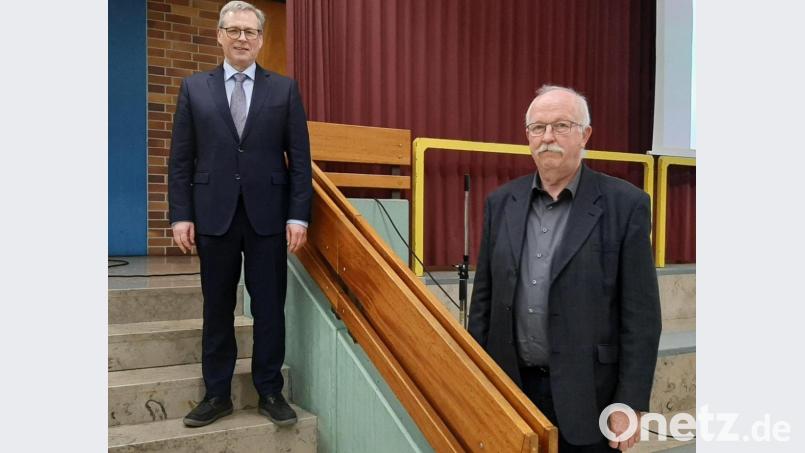 Für Geschäftsleiter Wolfgang Walberer (links) und Kämmerer Bernhard Schäffler war die Dezembersitzung des Stadtrats die letzte, an der sie in ihrer Dienstzeit teilnahmen. Beide verabschieden sich zum Jahresende in den Ruhestand. Bild: Lowak