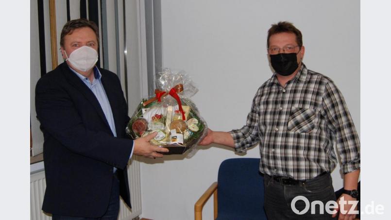 Bürgermeister Gerhard Kellner (links) verabschiedete in der Sitzung des Gemeinderates den langjährigen Bauhofarbeiter Stefan Weber (rechts). Bild: sm