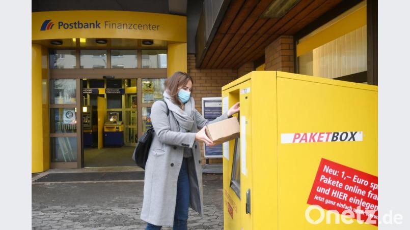 Die Postbank will zwar 100 Filialen schließen, nicht aber die in Weiden. Das bedeutet auch, dass Paket- und Briefkunden ihre Sendungen nicht nur vor der Tür einwerfen, sondern auch innen an den Schalter gehen können. Bild: Gabi Schönberger