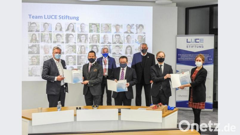 Über die Urkunde und den Zuwendungsbescheid freuen sich (von links): Christian Engel (Geschäftsführer BHS Corrugated), Bundestagsabgeordneter Albert Rupprecht, stellvertretender Landrat Albert Nickl, Professor Erich Bauer (Vorstandsvorsitzender &quot;LUCE&quot;-Stiftung), Bürgermeister Ludwig Biller, Staatssekretär Thomas Rachel sowie und Sonja Prüll (&quot;LUCE&quot;-Stiftung). Bild: Sebastian Gmeiner/&quot;LUCE&quot;-Stiftung