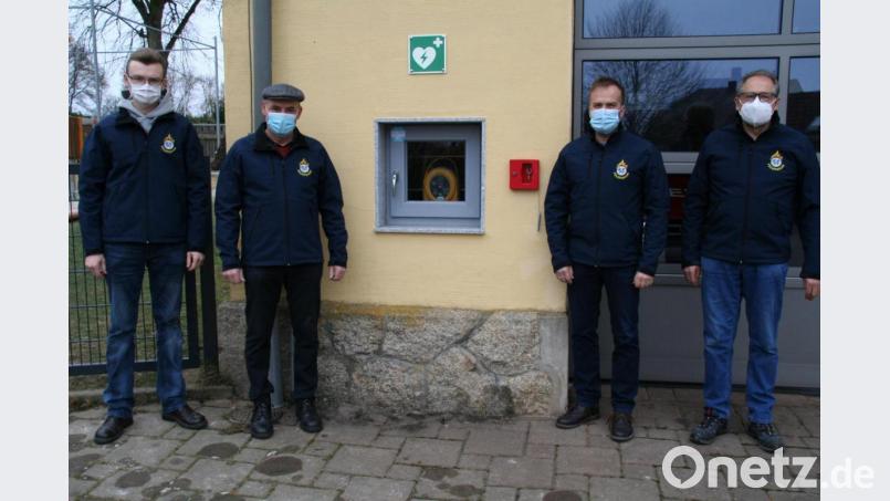 Spenden ermöglichten die Anschaffung eines Defibrillators: Im Bild von links Manuel Fachtan, Stefan Ernstberger, Feuerwehr-Vorsitzender Markus Schultes und Kommandant Richard Wegmann. Bild: fpoz