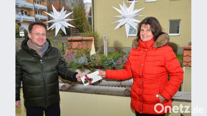 Evi Grieb übergab an Dekan Alexander Hösl 1500 Euro für den Kindergarten Don Bosco, der derzeit umfassend saniert wird und viel Kraft abverlangt. Das Geld kommt damit allen Kindern der Einrichtung zugute. Bild: dob