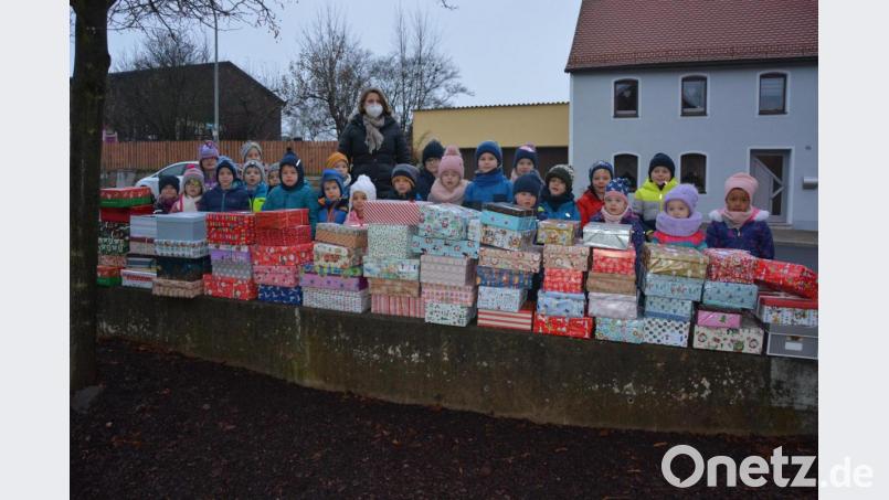 Stolz präsentierten die Mädchen und Buben des Kinderhauses Konnersreuth die für die Aktion &quot;Geschenk mit Herz&quot; gepackten Weihnachtspäckchen. Kinderhausleiterin Imke Steinert dankte den Eltern für das Bestücken und die Gestaltung der Pakete. Bild: jr