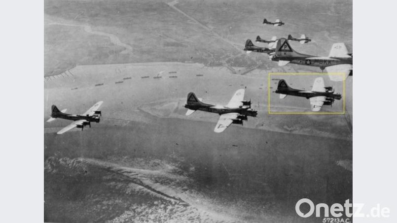 Eine &quot;combat box&quot; schwerer US-Bomber über der englischen Ärmelkanalküste im Anflug auf das Reichsgebiet. Die umrahmte Maschine ist der Unglücksflieger, welcher beim Angriff auf Pilsen am 25. April 1945 von deutscher Flak schwer getroffen wurde und beim Rückflug knapp hinter der deutschen Grenze bei Reinhardsrieth in der Luft explodierte und abstürzte. Archivbild: USAAF