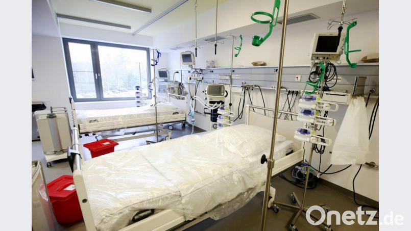 Die Zahlen an Corona-Neuinfektionen sind unvermindert hoch. Das bringt die Intensivstationen in Bayern an ihre Belastungsgrenze. Regional drohen Engpässe. Bild: Roland Weihrauch/dpa