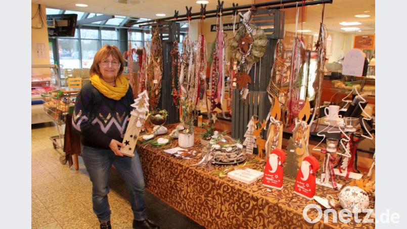Der Oberpfälzer Bauernmarkt findet noch bis Samstag, 12. Dezember, auf einer Teilfläche der Globus-Gaststätte „Trefferia“ statt. Zu den Ausstellerinnen gehört Johanna Weigert (Bild), die zweite Vorsitzende der veranstaltenden Interessengemeinschaft Landwirtschaft, die seit Jahren für den Bauernmarkt verantwortlich zeichnet. Bild: Thomas Dobler