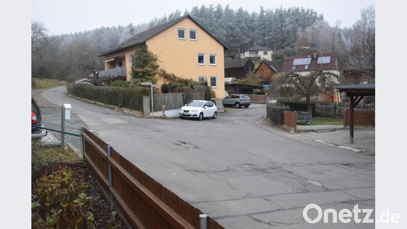 Ab der Pirker Straße beim Stachus beginnt die Brunnenstraße, von der dann rechts der Fasanenweg abzweigt. Wasser, Kanal und Straße sollen erneuert werden. Bild: fz
