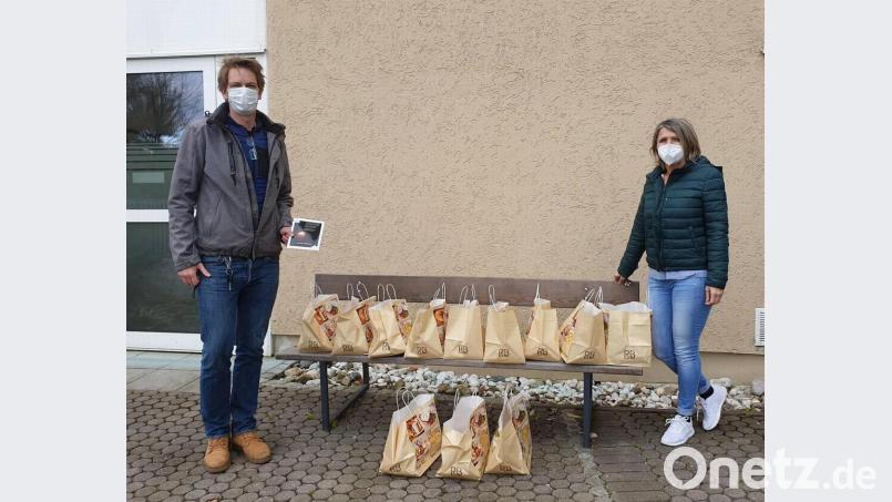 Stefan Thar mit Heimleiterin Marina Fink bei der Übergabe der Kuchen-Lieferung. Bild: mfh