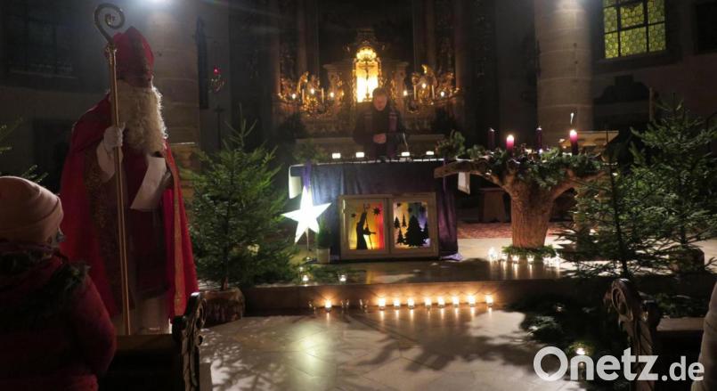 „Ich habe aus meiner Heimatstadt Myra einfache Nadelbäumchen mitgebracht, denn ihr immerwährendes grünes Kleid spricht mich an“, erzählte der Nikolaus (Markus Lehner). Bild: jzk