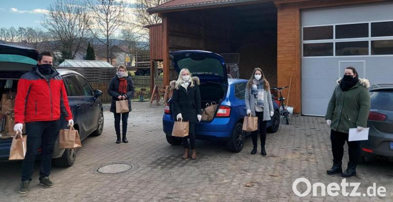Mitglieder der Landjugend Bad Neualbenreuth beim Verteilen der Päckchen. Bild: Marktgemeinde/Beate Ott/exb