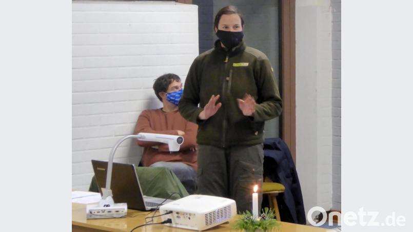 Naturparkrangerin Simone Peuleke und Diplombiologe Philipp Glaab stellen im Marktgemeinderat die Neugestaltung des Naturerlebnisweges vor. Bild: fsb