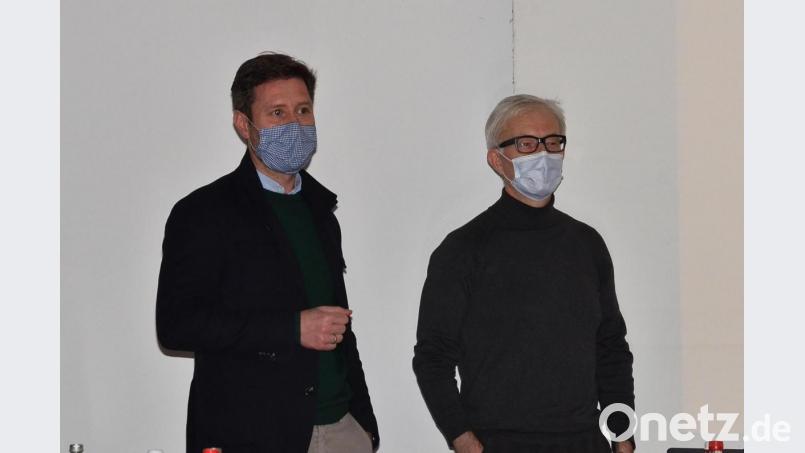 Der Waidhauser Marktrat folgte den Ausführungen des Architektenduos Marco Gruber und Oliver Fichtner (von links) zum weiteren Vorgehen bei der Sanierung des Feuerwehrhauses. Bild: fjo
