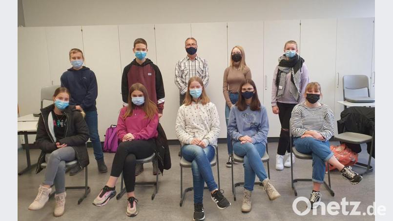 Realschullehrer Alfred Küchler (hinten, Dritter von rechts) hat neun neue Schulsanitäter ausgebildet. Bild: jzk