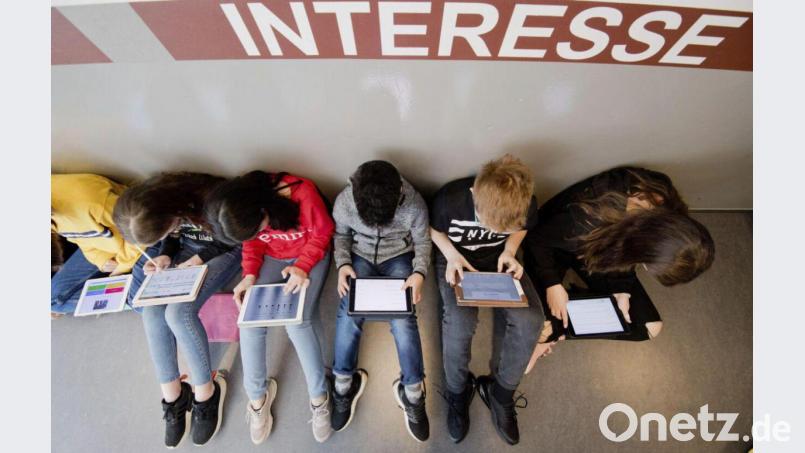 Lernen mit I-Pads können bald auch mehr Weidener Schüler. Die Stadt stellt nach Lieferengpässen erste Leihgeräte für Schulen der Stadt. Symbolbild: Julian Stratenschulte/dpa