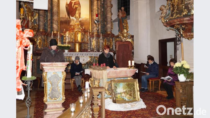 Bei der Adventsandacht des Frauenbundes wurden die Legenden der drei Heiligen Barbara, Lucia und Odilia vorgetragen. Meditative Texte und Deutung des Symbole in den Legenden trugen als Impulse dazu bei, das eigene Leben zu durchleuchten. Bild: wel