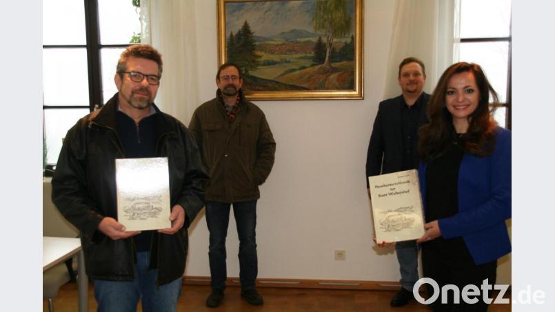 Das erste Exemplar der Hausbesitzerchronik überreichte Bernhard Grötsch (links) an Bürgermeisterin Margit Bayer. Mit im Bild Werner Greger (Zweiter von links) und Zweiter Bürgermeister Mario Rabenbauer. Bild: fpoz