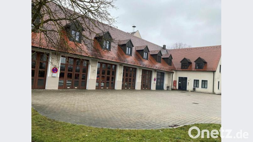 Das Vilsecker Feuerwehrhaus ist gerüstet: Bald wird ein neues Löschfahrzeug LF 10 dort seinen Standort haben. Der Stadtrat hat beschlossen, dass das alte Tanklöschfahrzeug durch ein neues, in den Jahren 2022 und 2023 zu finanzierendes Löschgruppenfahrzeug ersetzt werden wird. Zudem erhalten die Feuermänner für 130 000 Euro (gerundet) neue Einsatzbekleidung gestellt. Bild: e