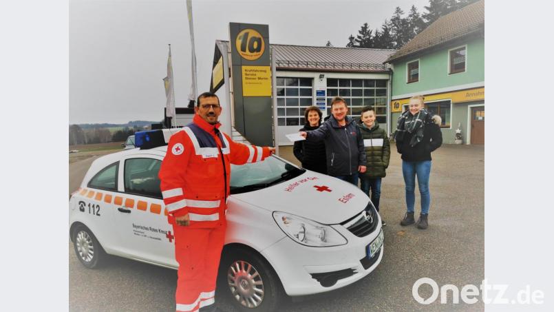 Die Familie Distner überreicht HvO Georg Rauch einen Scheck in Höhe von 1500 Euro. Bild: gz