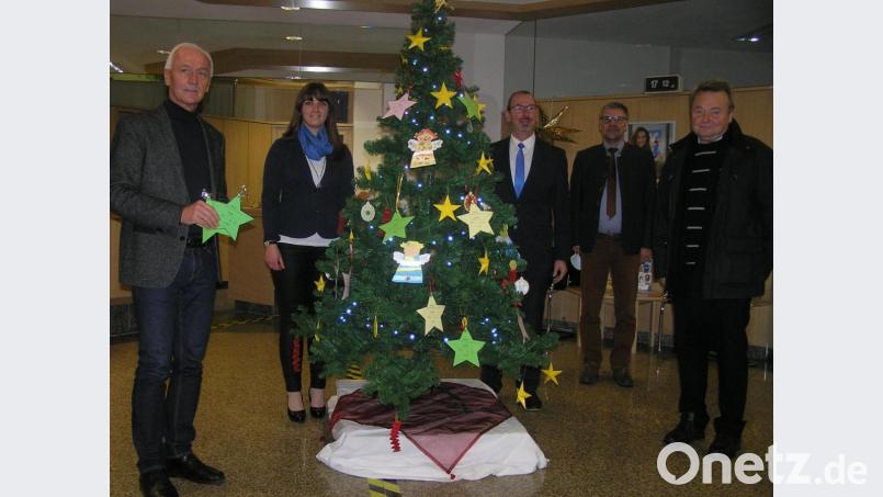 Bürgermeister Peter König (von links), Geschäftsstellenleiterin Cornelia Wöhrl, Teamleiter Marketing Gerd Schwindl, Martin Kneidl von der Caritas Tirschenreuth und Pfarrer Josef eröffneten in der Raiffeisenbank-Geschäftsstelle Neusorg gemeinsam die zwölfte Wunschsterne-Aktion. Bild: öt