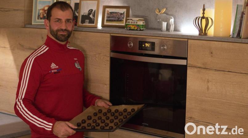 Mario Quast hantiert mit Backblech und Ofen ebenso gerne wie mit dem Fußball. Bild: mr