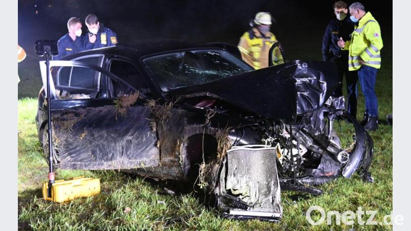 Das Auto, das gegen das Gebäude bei der Pumpstation geprallt war, war völlig demoliert. Bild: gf