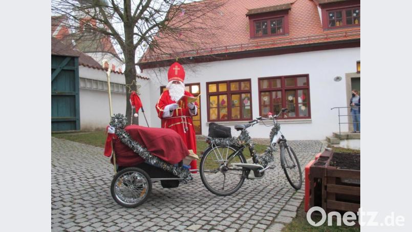 Ins Kinderhaus &quot;Tillenzwerge&quot; in Bad Neualbenreuth kam der Nikolaus mit dem E-Bike. Bild: Manuela Gatter/exb