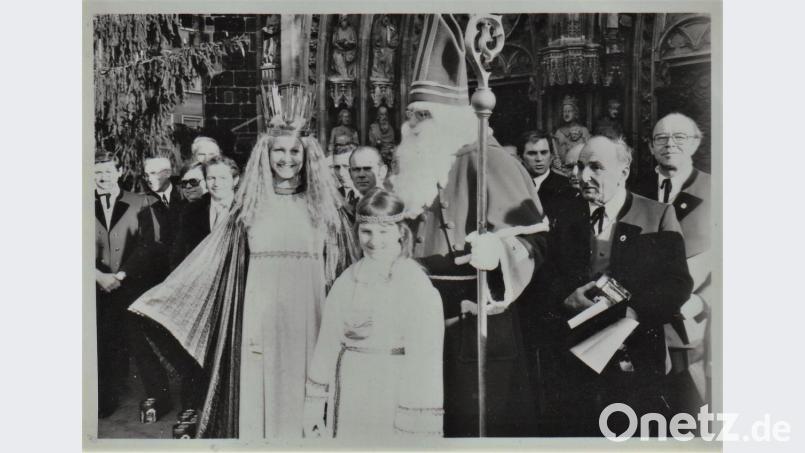 Am dritten Adventssonntag 1977 wurden die Sänger aus Schönsee vor der Frauenkirche durch das Nürnberger Christkindl begrüßt. Archivbild: mmj
