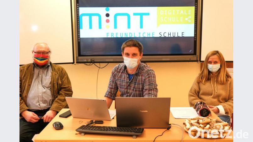 Per Videostream bekamen die Decker-Schulen ihre Auszeichnung (von links): Realschulkonrektor i. K. Richard Reber, Studienrat (RS) i. K. Markus Hilgart und Fachoberlehrerin i. K. Sabine Witzany. Bild: Peter Ringeisen/exb