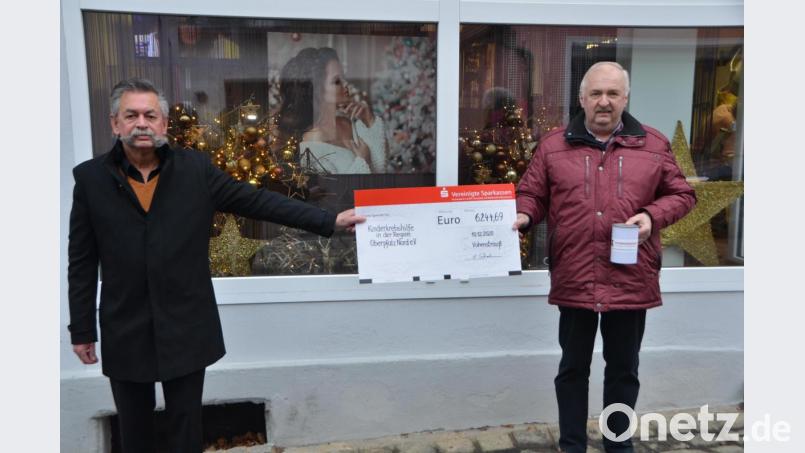 Friseurmeister Günther Schönberger (links) übergibt die großartige Spendensumme von 6344,69 Euro für die Kinderkrebshilfe in der Region Oberpfalz Nord und das, obwohl heuer die Aktion &quot;Styling gegen Krebs&quot; nicht stattfinden konnte. Bild: dob