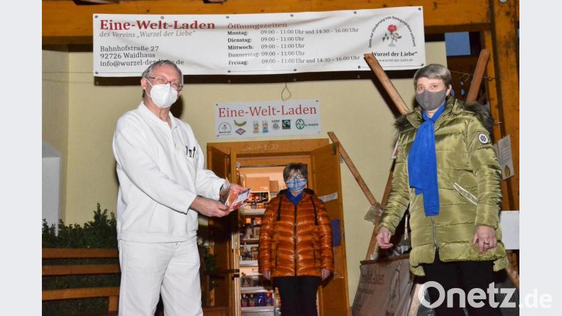 Josef Nickl nimmt mit seiner Ehefrau Gertraud die Spende von Frauenbundsprecherin Christl Kaas (von links) dankbar entgegen. Bild: fjo