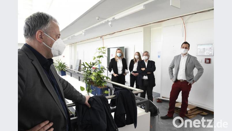 Landrat Richard Reisinger (links) mit den Verantwortlichen des Impfzentrums im LCC (daneben, von links): Joanna Sladki, die stellvertretende Leiterin des Impfzentrums, Leiterin Eileen Hauenstein, Ärztlicher Leiter Dr. Michael Scherer und BRK-Kreisgeschäftsführer Sebastian Schaller. Bild: Petra Hartl