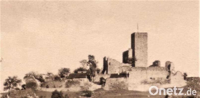 Die Ruine der Burg Murach zu Anfang des 20. Jahrhunderts. Hinter den Mauern wohnten damals noch einige Menschen. Hedwig Pamlers Forschungen haben neue Aspekte zur Historie offenbart. Repro: lg