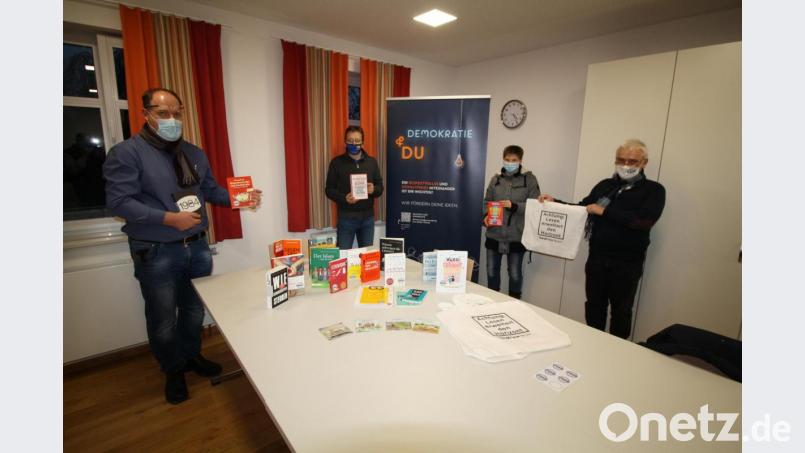 Ein Paket von 25 Sachbüchern und Romanen zu politischen und zeitgeschichtlichen Themen spendete der Kreisjugendring (Erster und Dritter von rechts: Vorsitzender Rupert Seitz, Geschäftsführer Martin Neumann) der im Aufbau befindlichen Schwarzenbacher Bücherei (links Bürgermeister Thorsten Hallmann, Zweite von rechts Büchereiteammitarbeiterin Martina Breundl). Bild: bjp