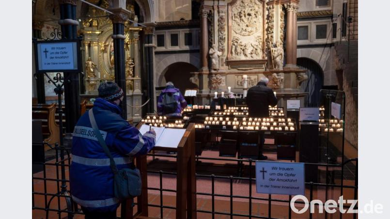Zum Gedenken an die Opfer der Amokfahrt kondolieren Bürger im Trierer Dom. Bild: Harald Tittel, dpa