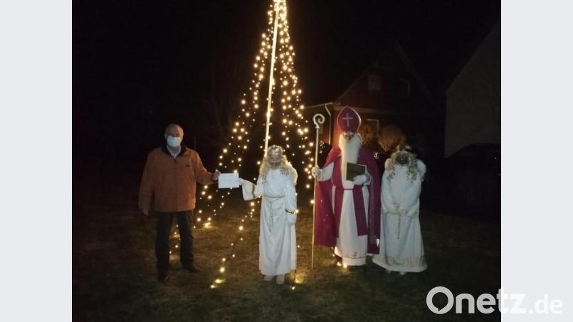 Herbert Putzer (links) freut sich über die Spende Bild: Paulus Kellner