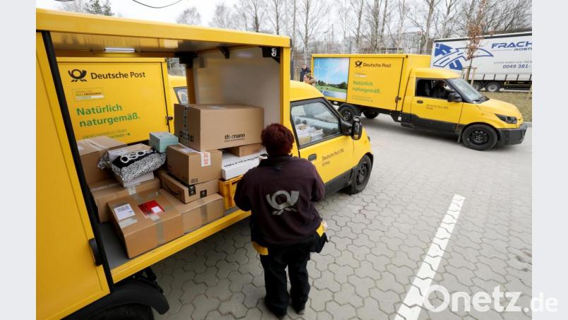 In einer Zustellbasis der Deutschen Post belädt eine Postbotin bei einem Pressetermin ihren Elektro-Kleintransporter. Bild: Bernd Wüstneck