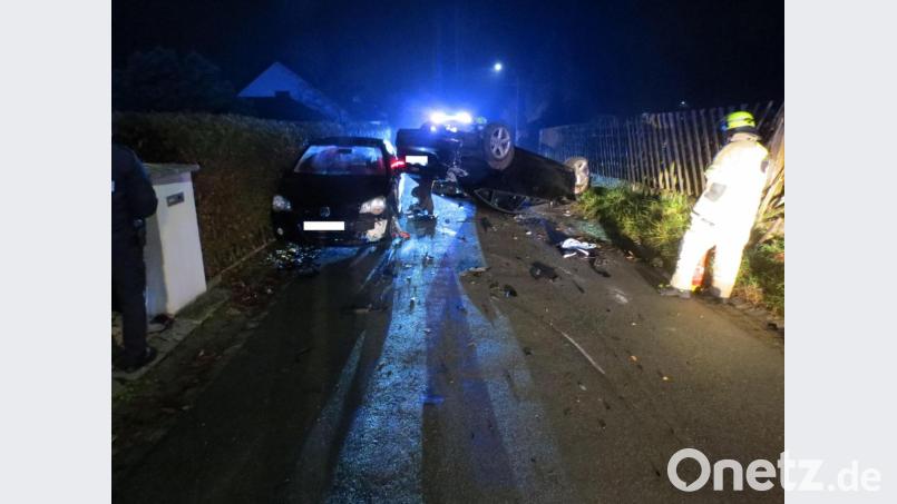 Unfall in Rosenberg: Der Fahrer konnte ohne Verletzungen seinen Wagen verlassen, war aber erheblich alkoholisiert. Bild: Polizeiinspektion Sulzbach-Rosenberg
